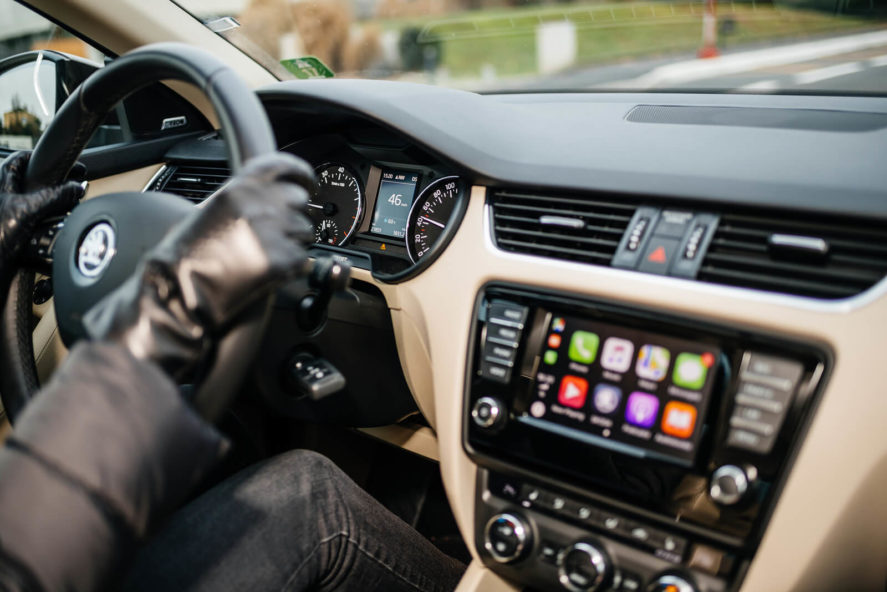 driving-gloves-steering-wheel-in-car-apps